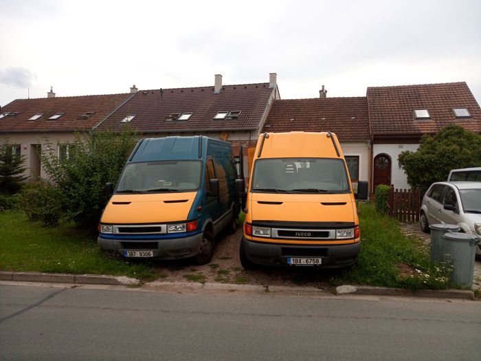 IVECO Daily při přepravě paletového stavebního materiálu